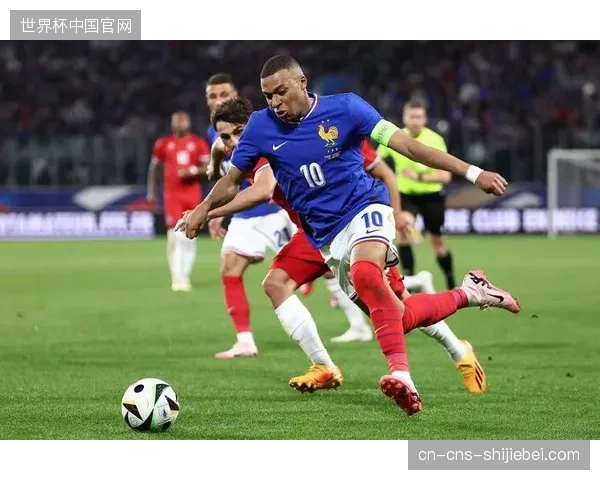 法国队深厚的板凳深度成为关键优势，德尚可通过频繁换人抵消高温带来的体能消耗